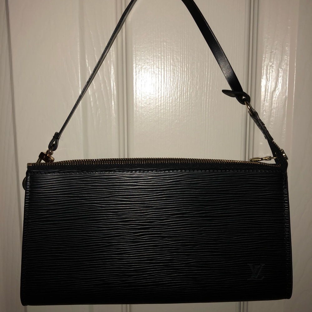 Louis Vuitton epi pouchette Serial AR0999